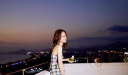 秦岚阳台吃瓜,尽显明星日常风采