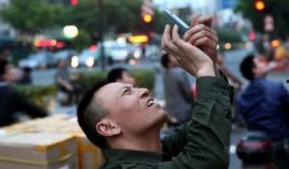 围观的吃瓜路人图片,揭秘街头百态