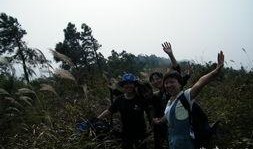 公园爬山吃瓜图片高清,爬山吃瓜乐享悠闲时光