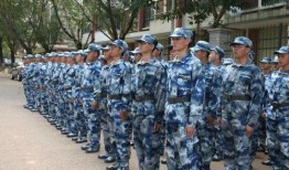 吃瓜看军训图片,吃瓜群众围观青春风采