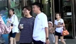 街头采访情侣吃瓜,情侣街头吃瓜，甜蜜互动引路人围观