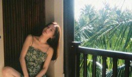 秦岚阳台吃瓜,尽显明星日常风采