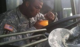 美国大兵健身房吃瓜,揭秘军营健身生活