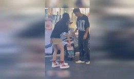 街头采访情侣吃瓜,情侣街头吃瓜，甜蜜互动引路人围观