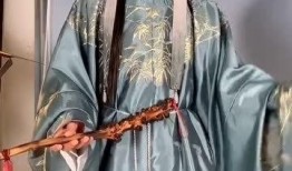男掌柜汉服吃瓜,穿越古今的时尚碰撞