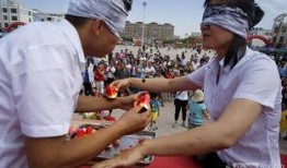 吃瓜比赛蒙眼情侣,趣味横生，甜蜜对决