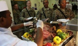 美国大兵健身房吃瓜,揭秘军营健身生活