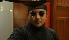 街头采访情侣吃瓜,情侣街头吃瓜，甜蜜互动引路人围观